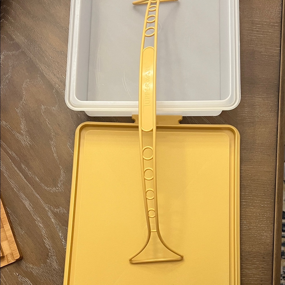 Tupperware Cream and Yellow Rectangular Carrier - Picture 6 of 8